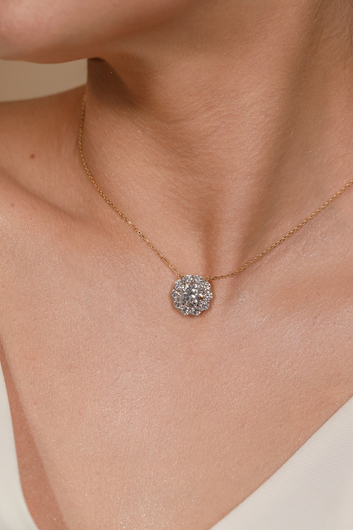 Round Necklace with Big Halo - 4