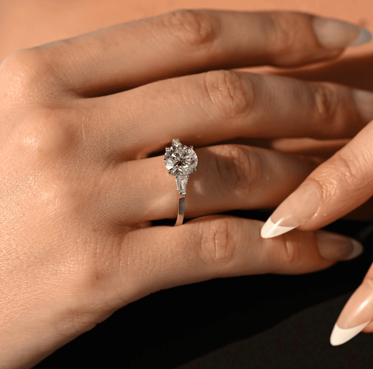 Round & Baguettes Diamond Ring - 3